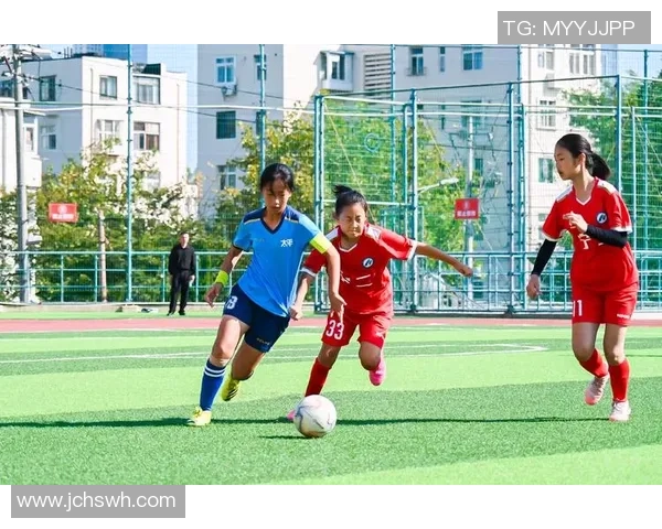 长发瘦瘦的足球明星在绿茵场上的风采与魅力展现 长发瘦瘦的足球明星在绿茵场上的风采与魅力展现