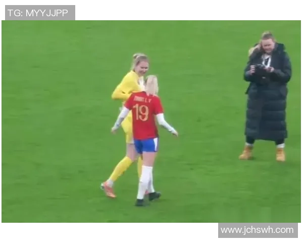 足球明星女友展现球技精彩踢球视频引发热议网友纷纷点赞